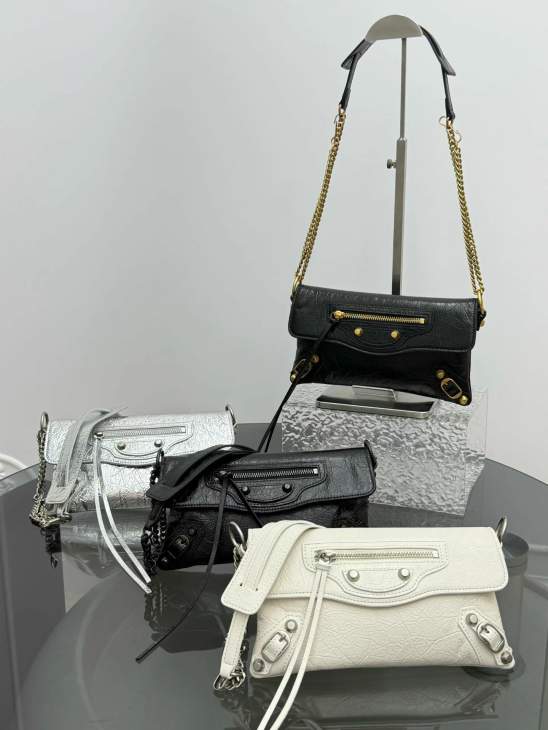 Picture of Balenciaga Handbags _SKUfw240125046fw
